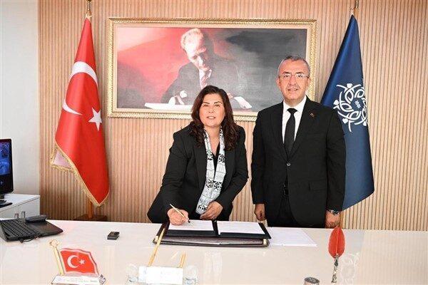 Finansmana dair imzalar Büyükşehir Belediye Başkanı Özlem Çerçioğlu ve İLBANK