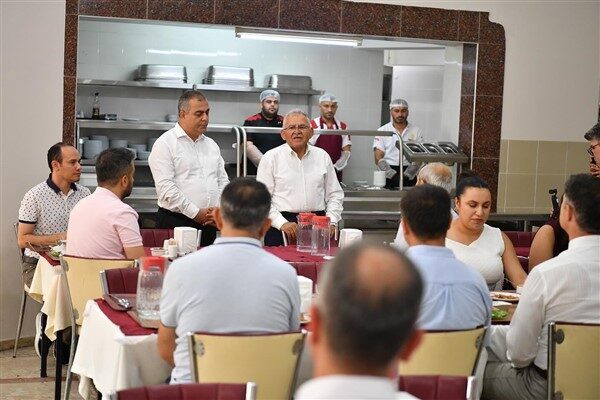 Başkan Büyükkılıç, KASKİ’nin hizmet binasında çalışmaları inceledi, personel ile öğle