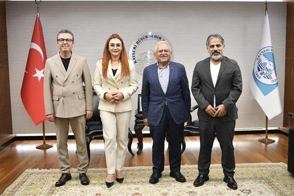Sivil toplum teşkilatı temsilcisi, yargı, siyaset, basın dünyasından konuklarının yanı