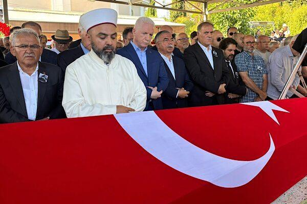 ÇEKÜL  Kurucu Başkanı Prof. Dr. Metin Sözen, İstanbul'da düzenlenen cenaze