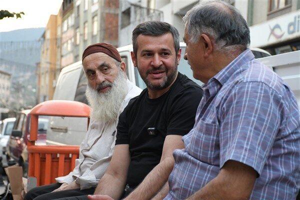 Cadde boyunca tüm esnaflarla tek tek selamlaşan Başkan Çetinkaya, vatandaşlarla