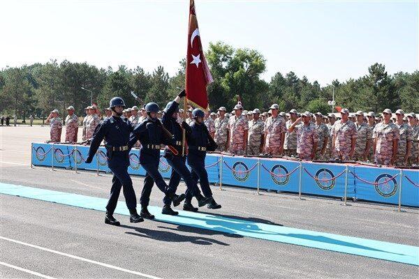Bedelli askerler, sancağın tanıtılması, saygı duruşunda bulunulması ve İstiklal Marşı’nın