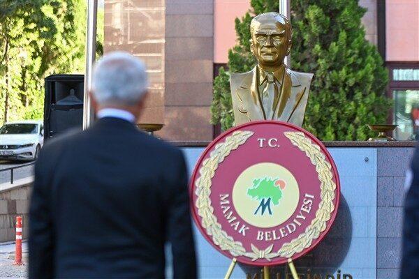 Mamak Belediyesi, 30 Ağustos Zafer Bayramı’nı belediye hizmet binası önünde