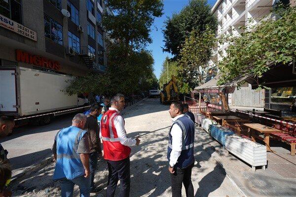 Yol bakım ve yenileme çalışmalarının hız kazandığı Çınar Caddesi, uzun