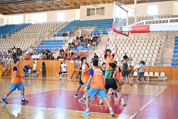 Kumluca Kapalı Spor Salonu’nda gerçekleşen turnuvada 4 takım mücadele etti.