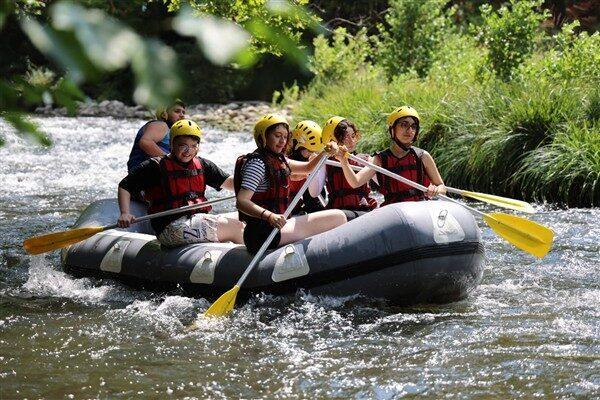 Orhaneli ilçesi Kocasu Çayı’ndaki rafting parkurunda yapılan programda, gençler bindikleri