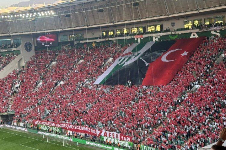 İstiklal Marşı okunurken Gazi Mustafa Kemal Atatürk, Türk bayrağı pankartı