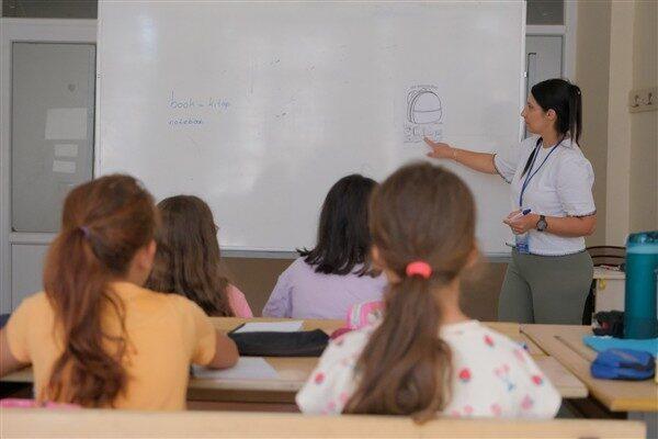 Aydın Büyükşehir Belediyesi’nin yaz kursları kapsamında düzenlediği İngilizce eğitimleri, çocukların