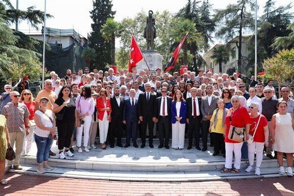 CHP Bursa İl Başkanlığı’nın Heykel Atatürk Anıtı’nda düzenlediği kutlama programına