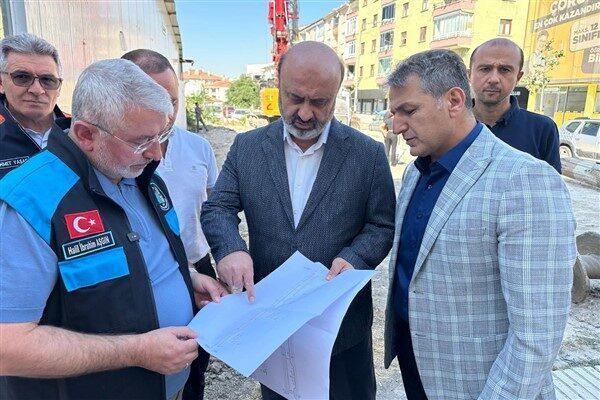 Albayrak Caddesi’nde incelemelerde bulunan Belediye Başkanı Halil İbrahim Aşgın esnafla