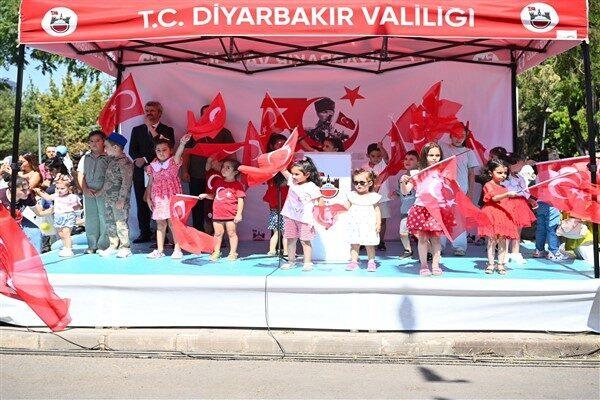 Kutlumalar, Anıtpark’ta Atatürk Anıtı'na çelenk sunulmasıyla başladı. Saygı duruşu ve