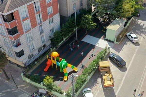 Süleymaniye Mahallesi’nde yer alan Karanfil Parkı, belediye ekiplerinin çalışmalarıyla tamamen