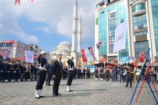 Esenyurt’taki kutlama programı, Esenyurt Kaymakamlığı’nda gerçekleştirilen tebrikat kabulü ile başladı.