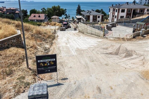 Mahalledeki 418. Sokak ve Hasanağa Mevkii’nde yürütülen parke taşı döşeme