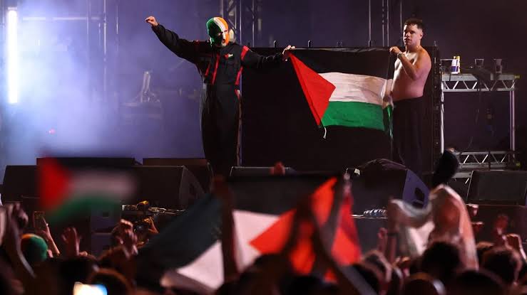 İrlandalı rap grubu Kneecap’in Paris’teki Rock en Seine festivalinde sahne