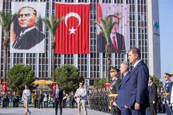 30 Ağustos Zafer Bayramı kutlamaları Cumhuriyet Meydanı'ndaki resmi törenle başladı. Törene