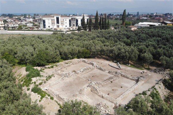 İznik Yenişehir Kapı mevkiinde, belediye binasının karşısında bulunan 11 bin