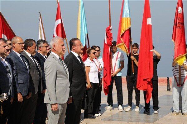 Atatürk Anıtı önünde başlayan törende; Karamürsel Kaymakamlığı ve Karamürsel Belediye