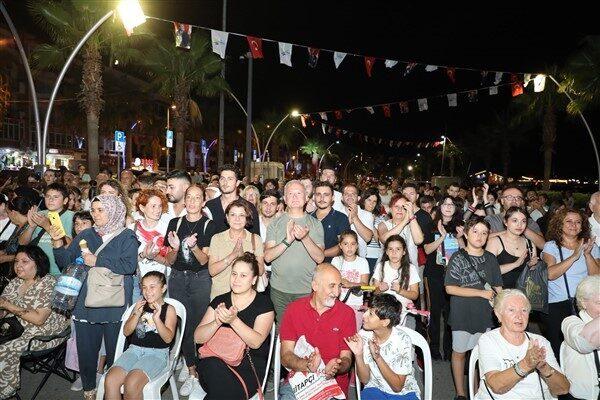 Karamürsel Belediye Başkanı Ahmet Çalık, konser sonrası yaptığı konuşmada Siyamlar
