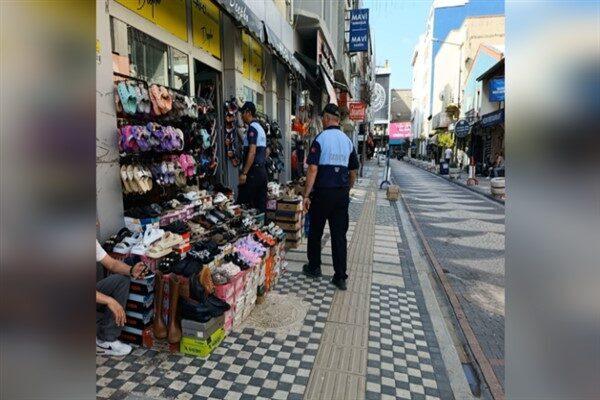 Son günlerde yoğunlaştırılan kontroller kapsamında belediye zabıta ekipleri, özellikle kaldırımları