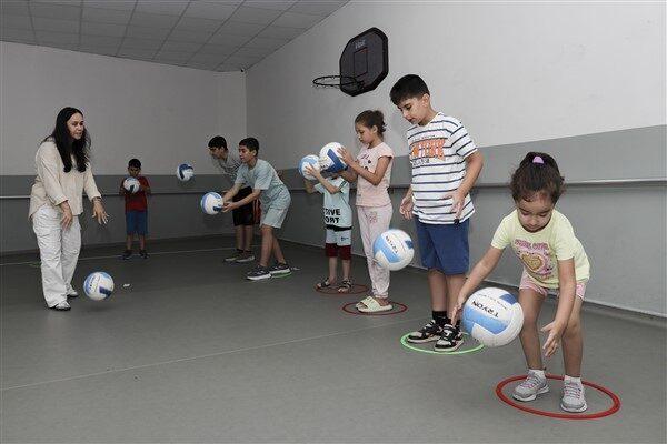 Özel gereksinimli bireylerin sosyal hayata katılımlarını artırmayı hedefleyen kurs kapsamında,