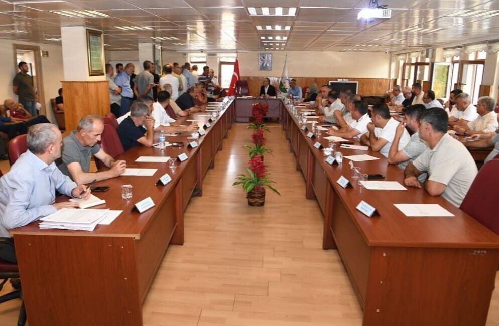 Belediye Eş Başkanı Sırrı Söylemez'in başkanlık ettiği toplantıda, söz hakkı