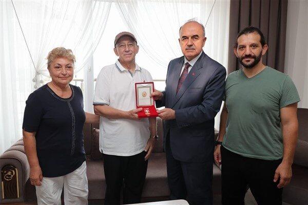 Ordu Valisi Muammer Erol, beraberinde Fatsa Kaymakamı Avni Kula, Belediye