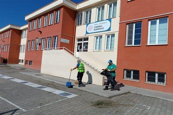 Belediye ekipleri, okul bahçelerinin yıkanması, çevre düzenlemelerinin yapılması ve peyzaj