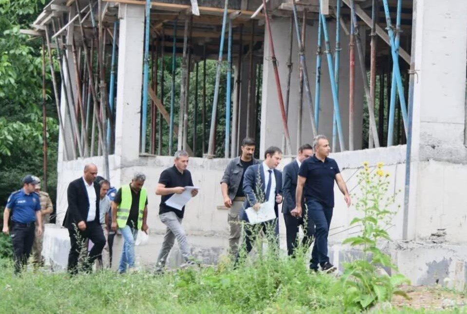 Yetkililerden çalışmalar hakkında bilgi alan Vali Çiçek, gençlerin sosyal, kültürel