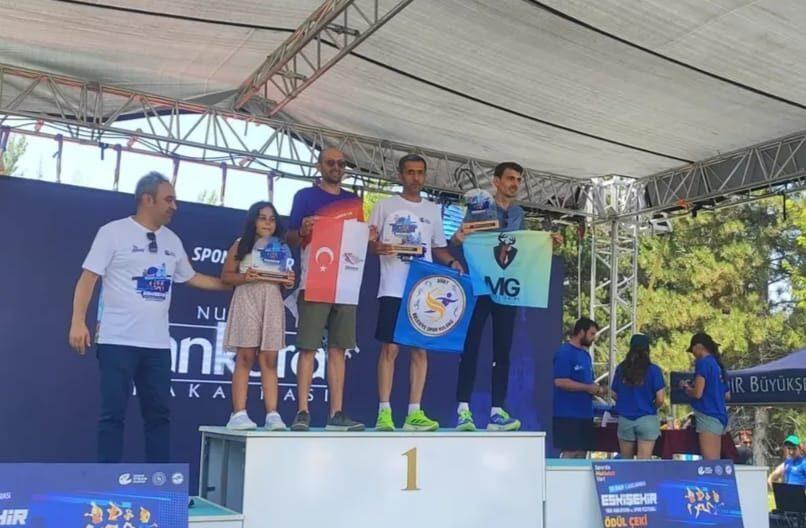 Toplam 1.327 sporcunun katıldığı organizasyonda 10 kilometrelik parkuru 32 dakika