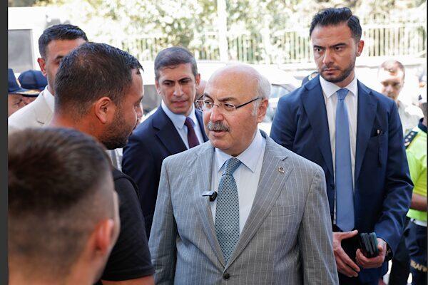Adana Valisi Yavuz Selim Köşger, Yüreğir ilçesi Anadolu Mahallesi’nde esnaf