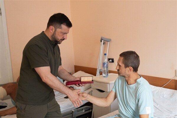 Ukrayna Cumhurbaşkanı Zelenski, Harkiv’de askerlerin yaralanmalarının ardından tedavi ve rehabilitasyon
