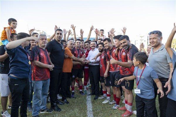 Kazanan takım Ayvagediği’ne kupayı, Mersin Büyükşehir Belediyesi Başkan Vekili Av.