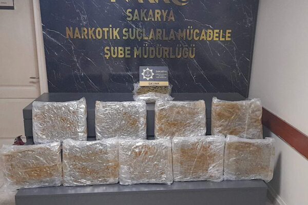 Akyazı Cumhuriyet Başsavcılığı koordinesinde, Sakarya İl Emniyet Müdürlüğü ekiplerince uyuşturucu