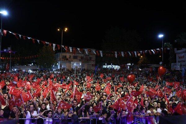 Cumhuriyet Meydanı’nı dolduran binlerce vatandaş, ellerinde Türk bayraklarıyla kurtuluşun gururunu