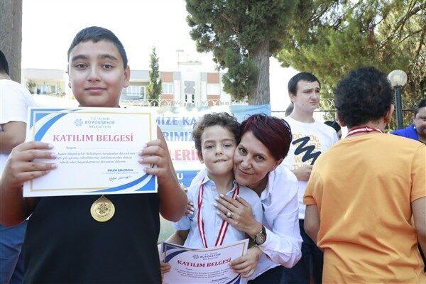 Aydın Büyükşehir Belediyesi’nin otizmli bireyler için düzenlediği yüzme eğitimleri, sertifika