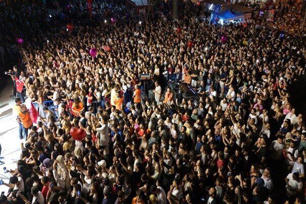 Sanatçı Buray’ın sahne aldığı gecede vatandaşlar şarkılara hep bir ağızdan