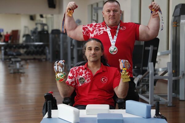 Bağcılar Belediyesi Engelliler Spor Kulübü sporcuları Akın Demir ve Erkan