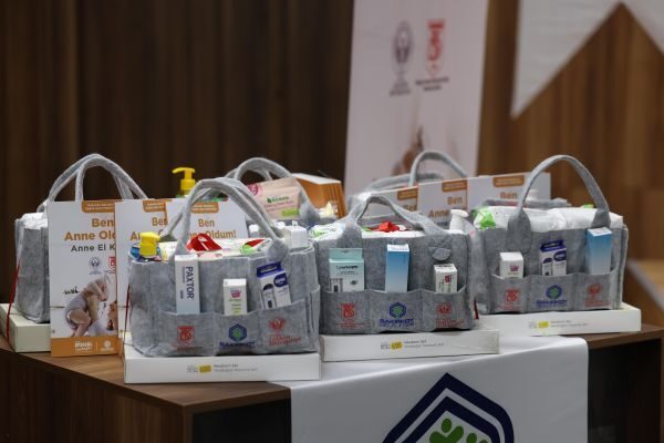İlçede yeni doğum yapan annelere ziyarette bulunan Bakırköy Belediye Başkanı