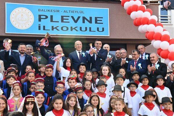 Saygı duruşunda bulunulması ve ardından İstiklal Marşı’nın okunmasıyla başlayan programda
