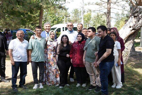 Piknikte belediye tarafından hazırlanan ikramlar paylaşıldı, şarkılar söylendi, danslar edildi.