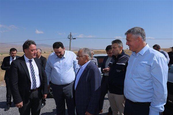 Develi’deki mahalleleri ziyaret ederek pek çok noktada sürdürülen çalışmaları da