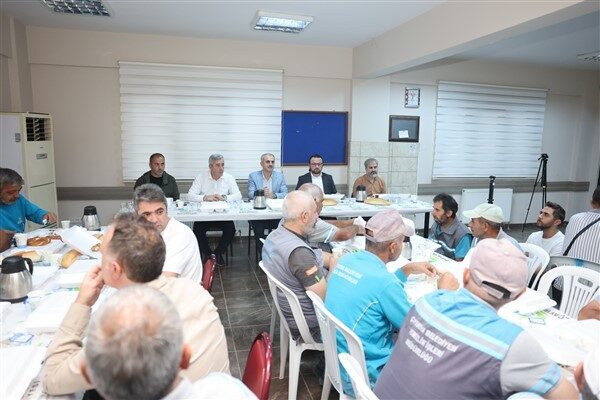 Çayırova Belediyesi Temizlik İşleri Müdürlüğü ekipleri, mesai öncesinde Çayırova Belediye