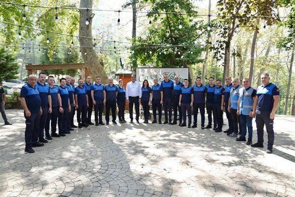 Belediyenin Kale Sosyal Tesisleri’nde gerçekleşen programda Başkan Köse’ye çiçek takdim