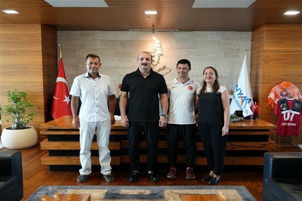 Konyaaltı Belediye Başkanı Cem Kotan, Down sendromlu milli yüzücü Alperen