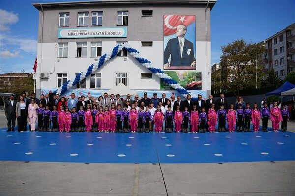 Öğrencilerin, öğretmenlerin ve velilerin heyecanına ortak olan Başkan Sarıkurt, tüm