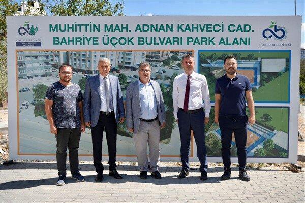 Çorlu Belediye Başkanı Ahmet Sarıkurt, beraberinde Başkan Yardımcısı Adnan Kum