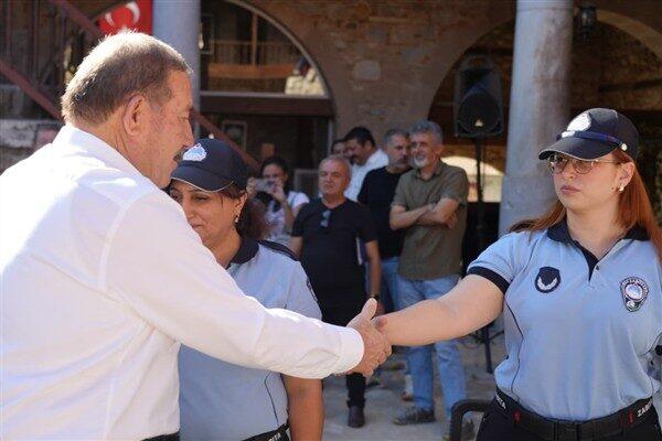 Tarihi Çöllüoğlu Hanı’nda tam kadro hazır bulunan zabıta personelleri ile
