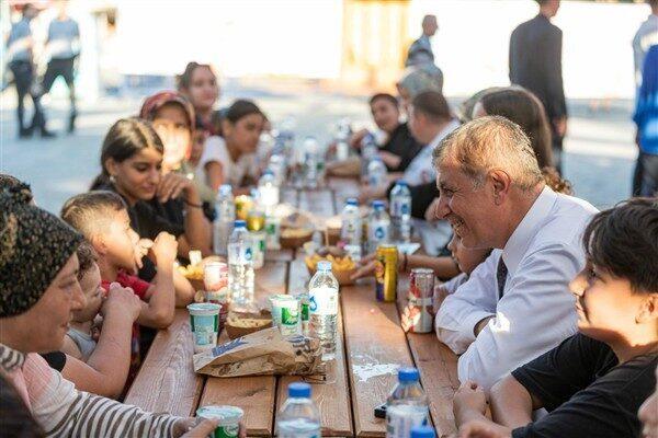 İzmir Büyükşehir Belediye Başkanı Cemil Tugay ve eşi Öznur Tugay, İEF’nin