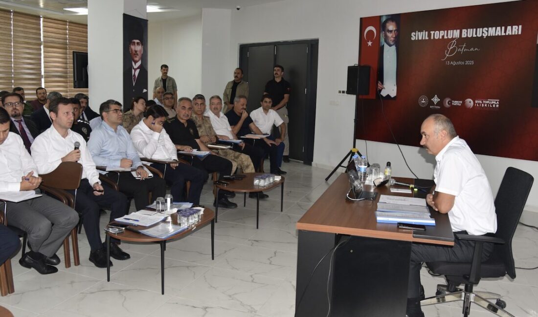 Batman Valisi Ekrem Canalp başkanlığında Sivil Toplum Merkezi Toplantı Salonu’nda